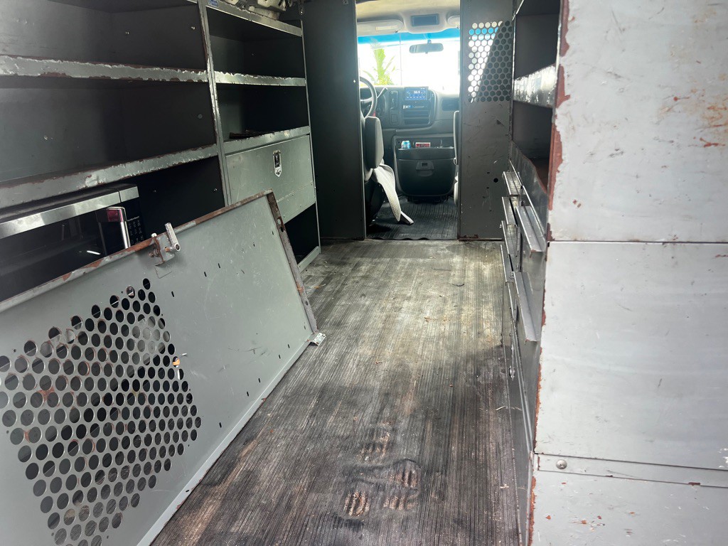 2001 Chevrolet Express Image 10