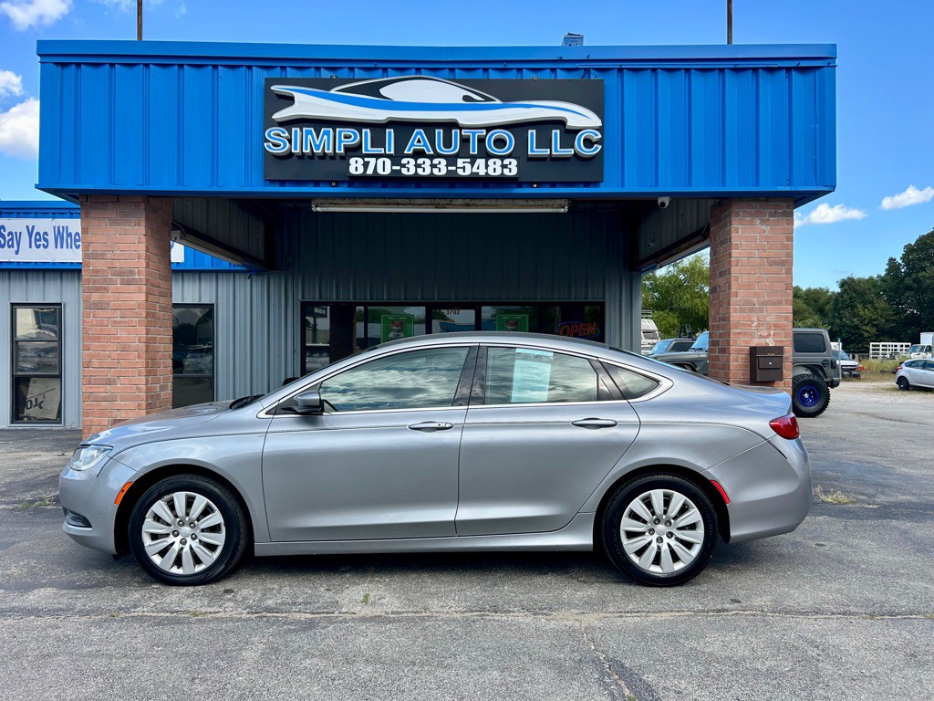 2016 Chrysler 200 Image 1