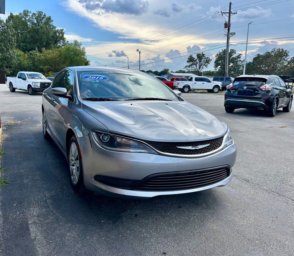 2016 Chrysler 200 Image 3
