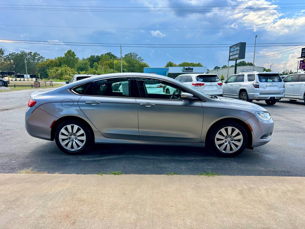 2016 Chrysler 200 Image 4