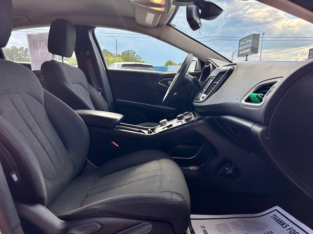 2016 Chrysler 200 Image 7