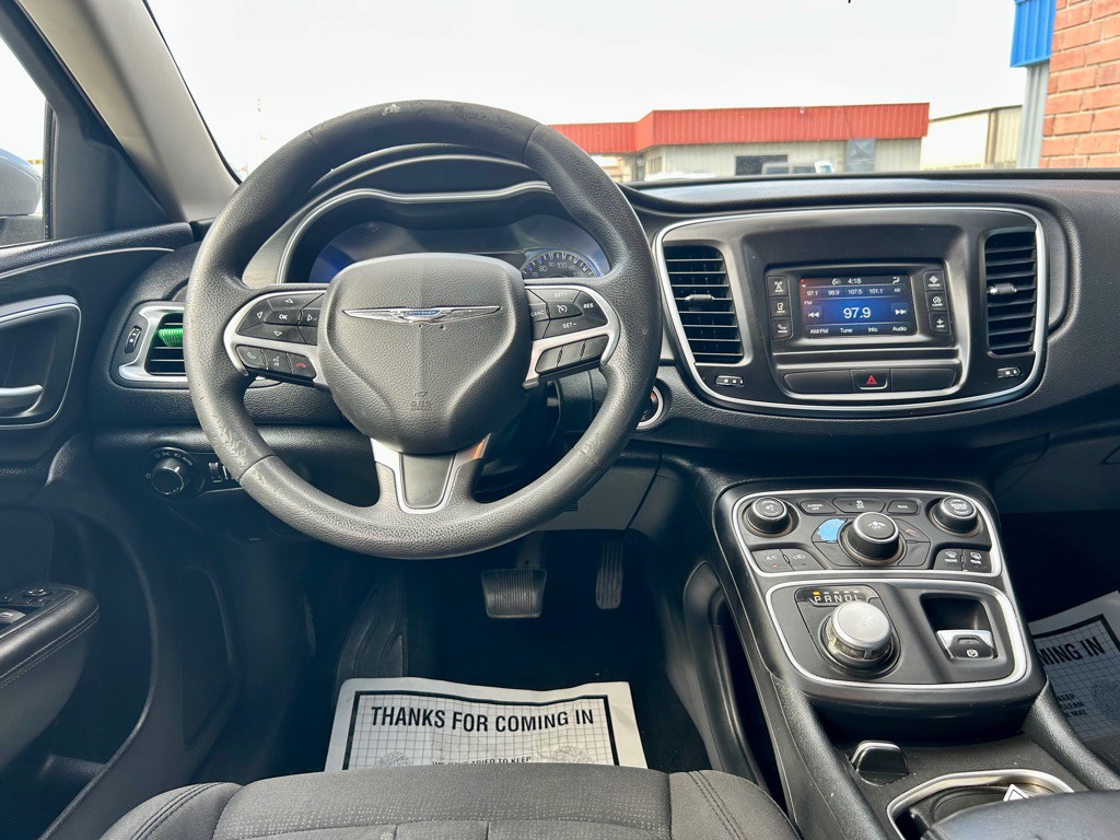 2016 Chrysler 200 Image 9