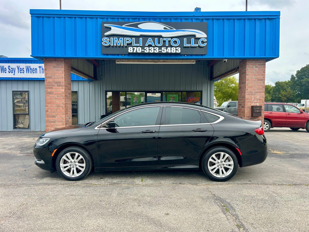 2017 Chrysler 200 Image 1