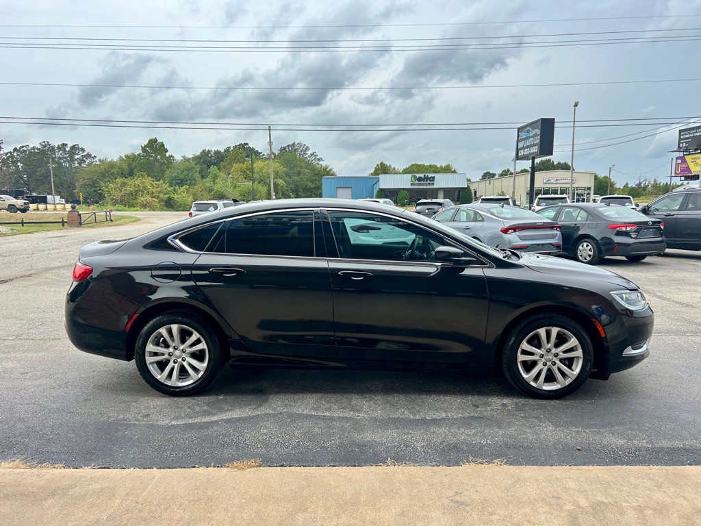 2017 Chrysler 200 Image 3