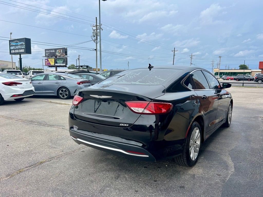 2017 Chrysler 200 Image 4