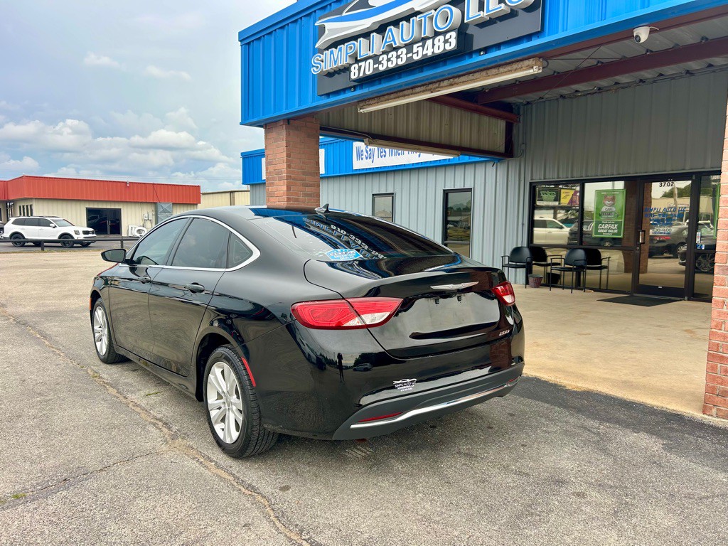 2017 Chrysler 200 Image 5