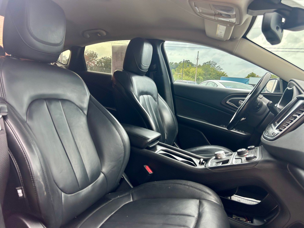 2017 Chrysler 200 Image 7