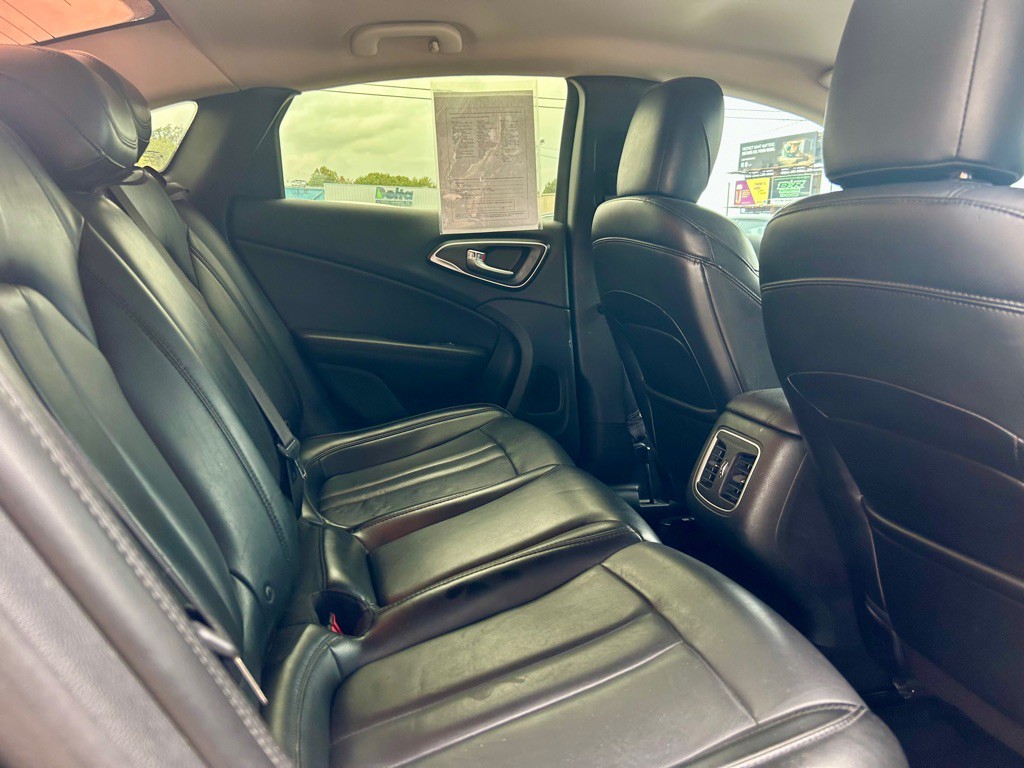 2017 Chrysler 200 Image 8
