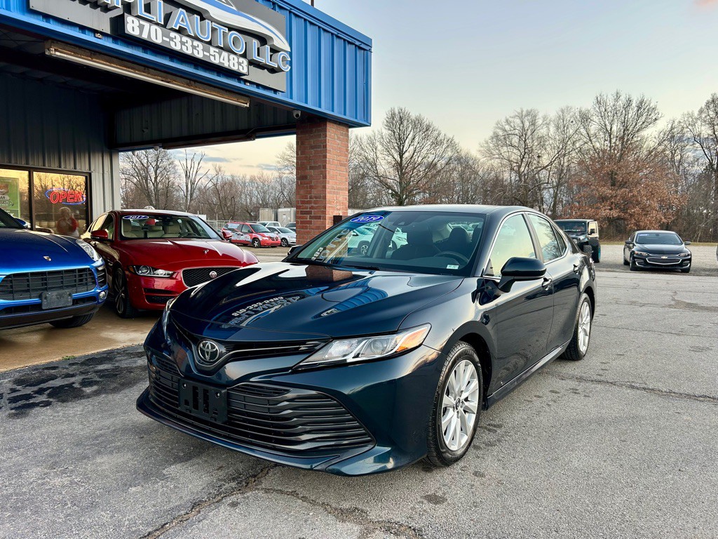 2019 Toyota Camry Image 2