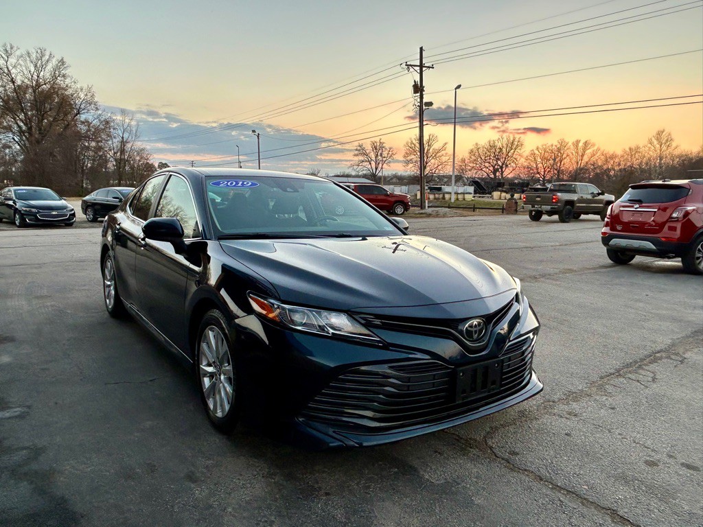 2019 Toyota Camry Image 3