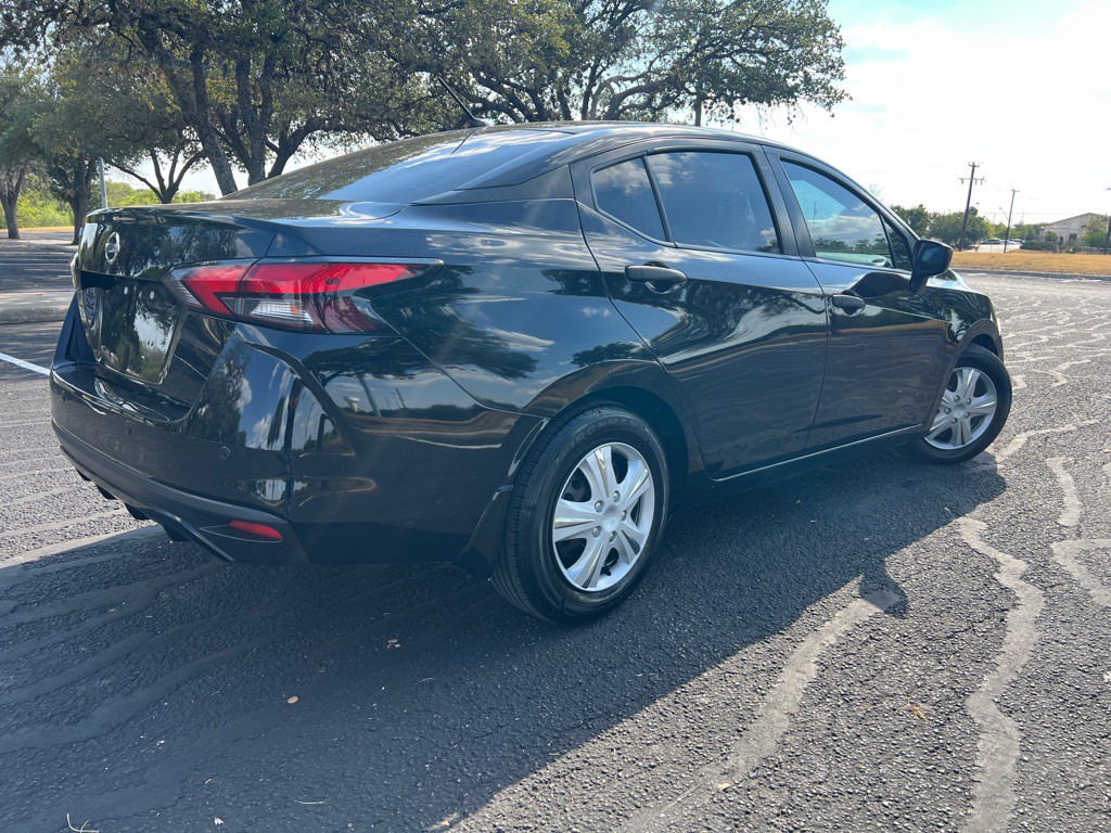 2020 Nissan Versa Image 4