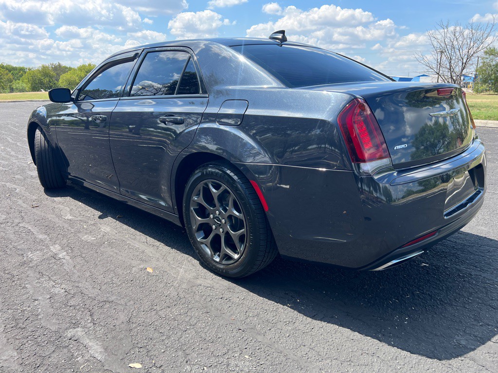 2016 Chrysler 300 Image 4