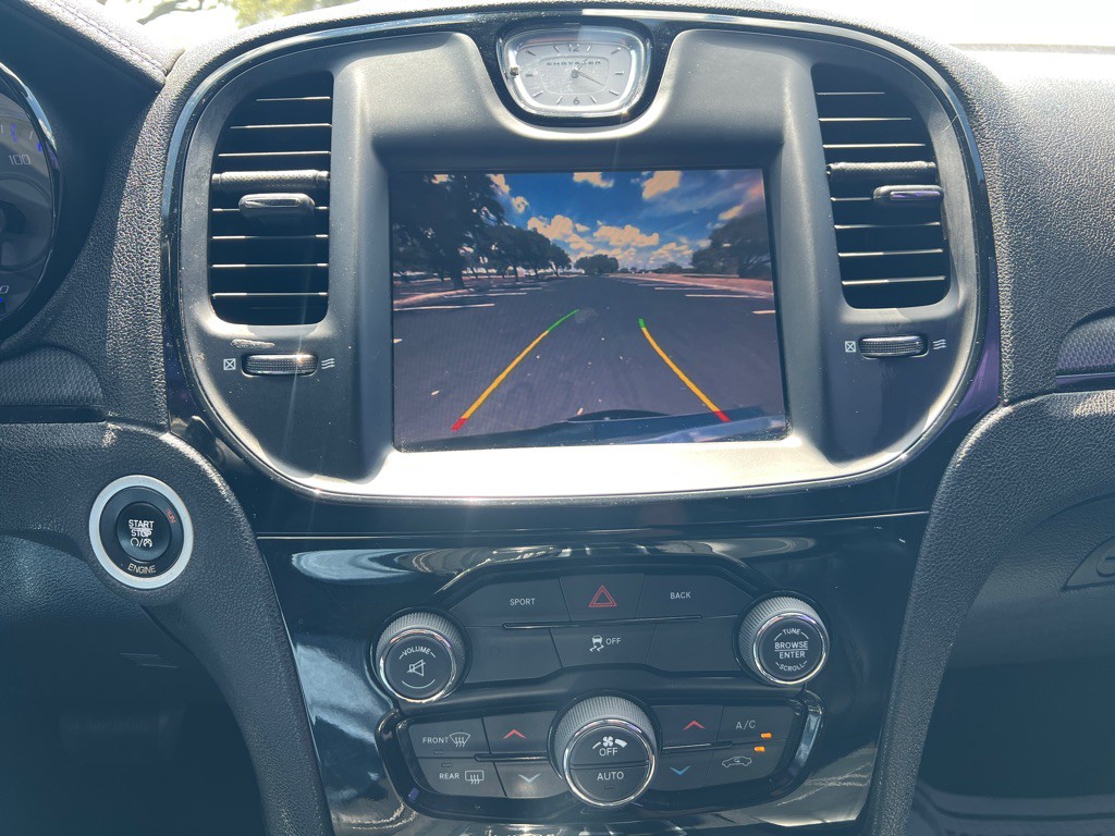 2016 Chrysler 300 Image 7