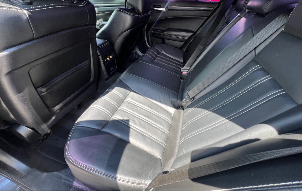 2016 Chrysler 300 Image 8