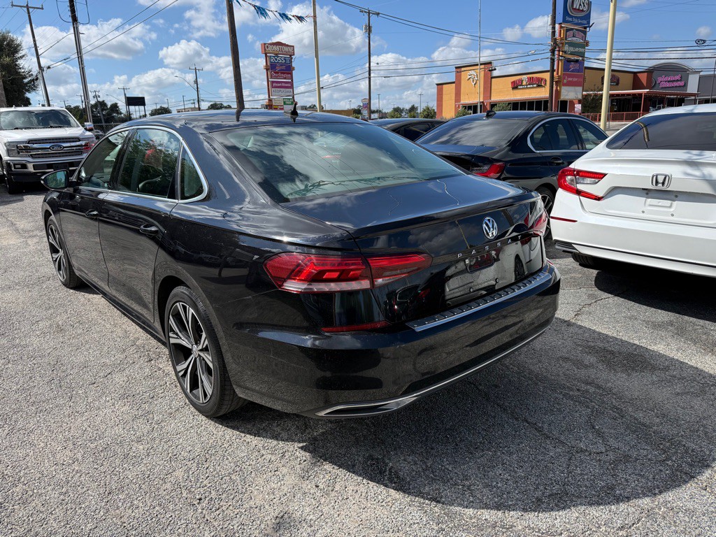 2021 Volkswagen Passat Image 2