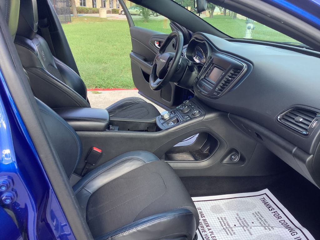 2015 Chrysler 200 Image 24