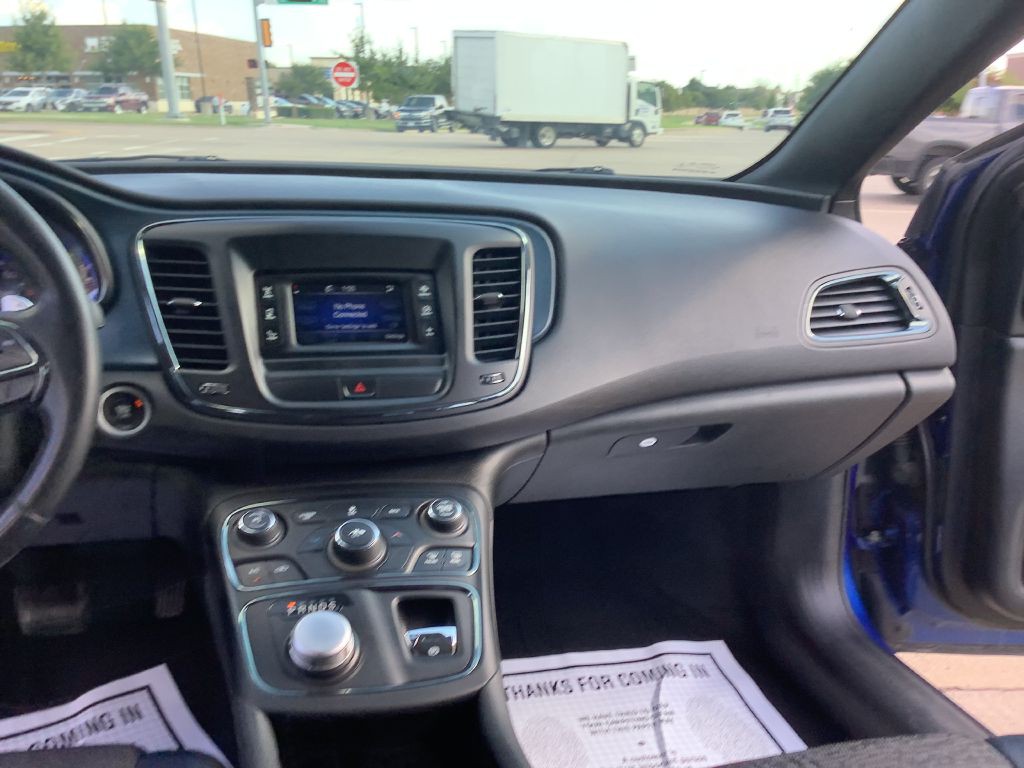 2015 Chrysler 200 Image 31