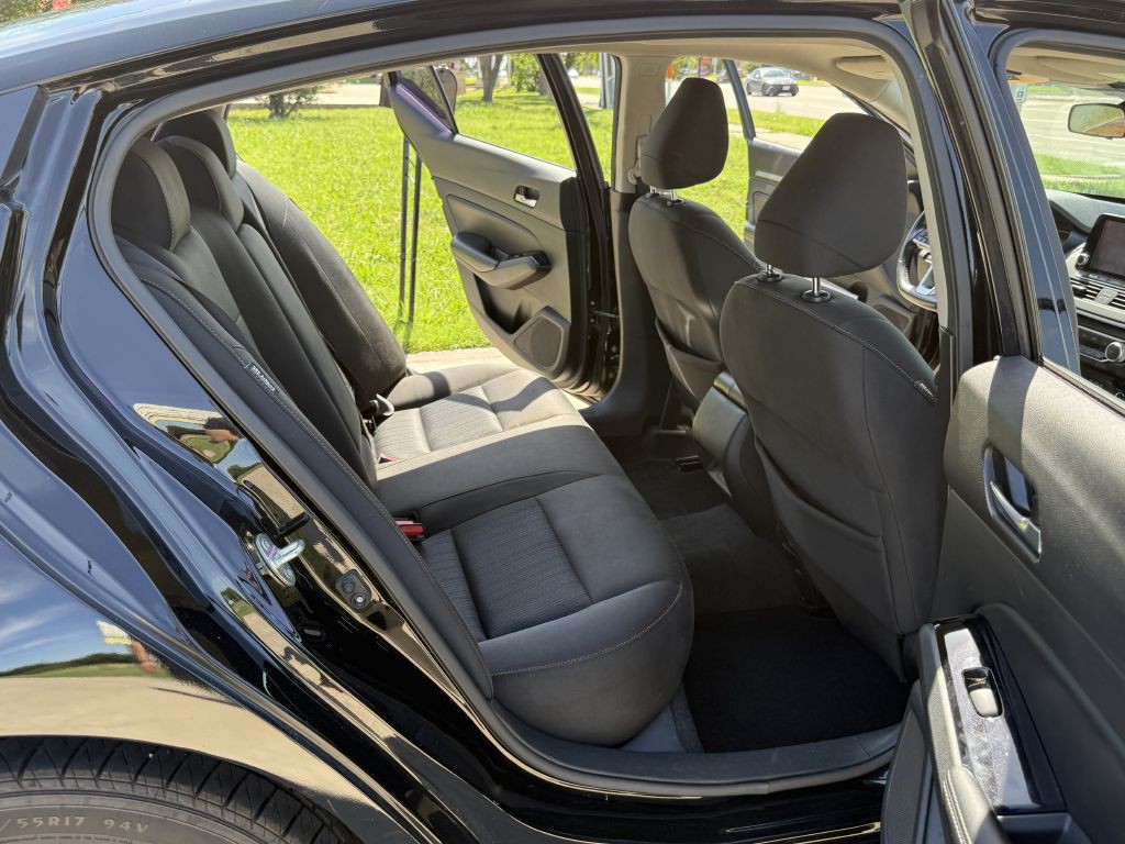 2021 Nissan Altima Image 12