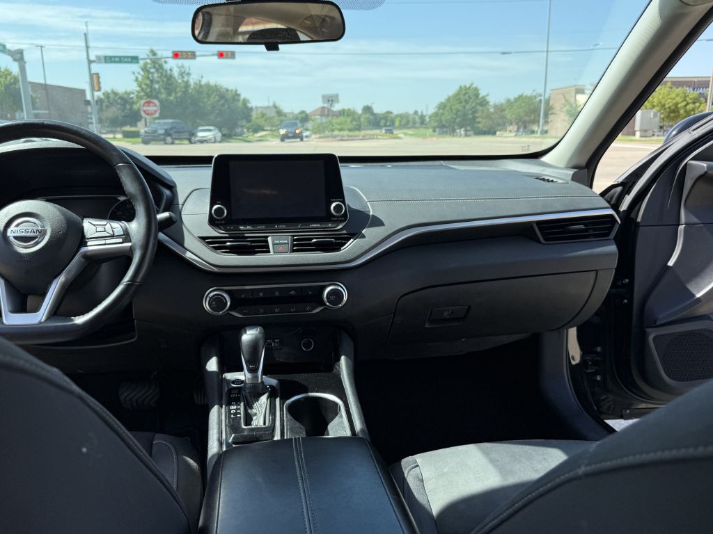 2021 Nissan Altima Image 17
