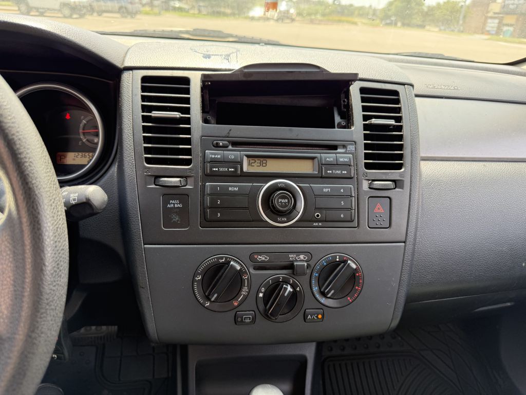 2012 Nissan Versa Image 24