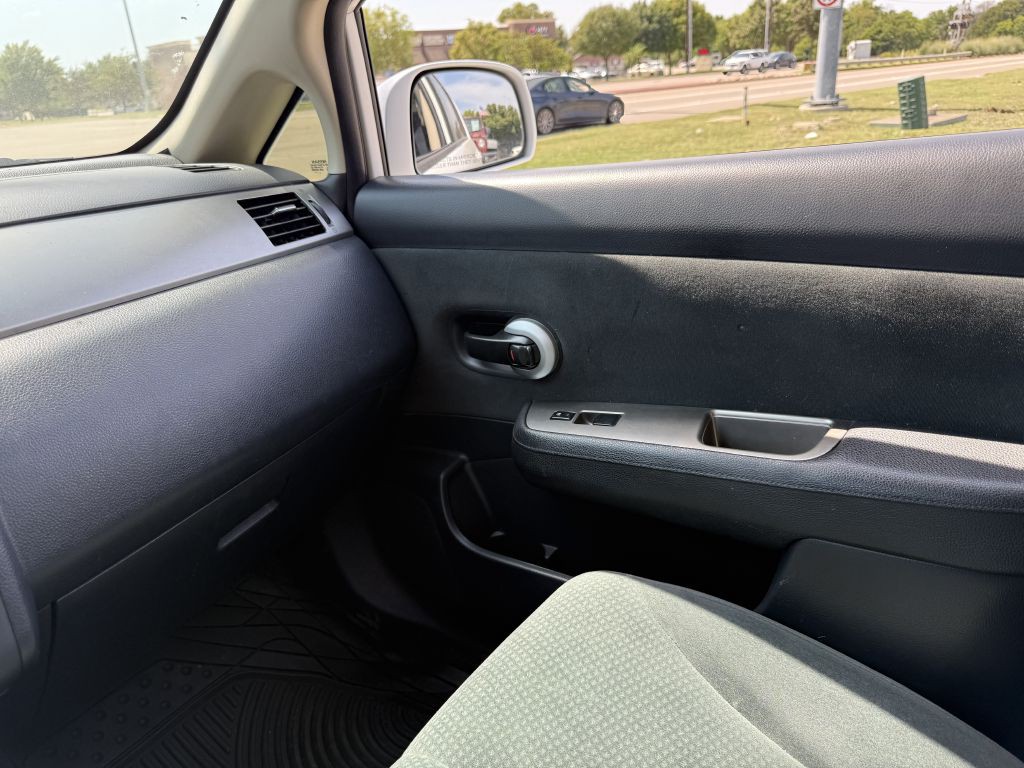 2012 Nissan Versa Image 27