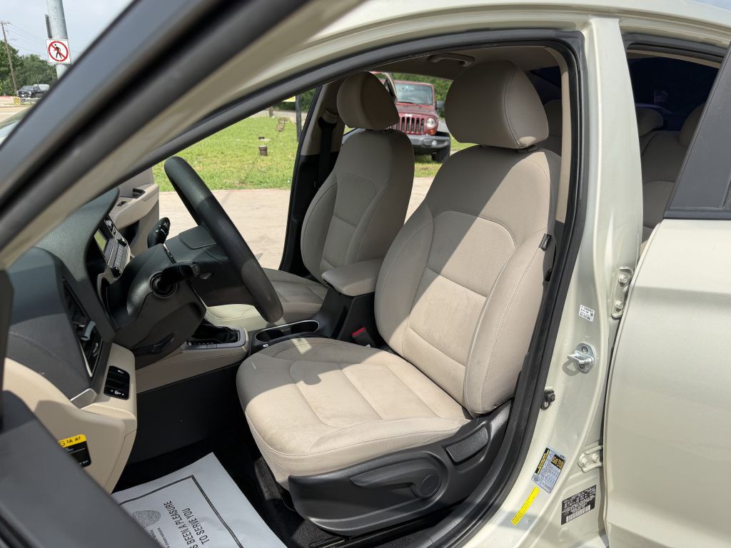 2017 Hyundai Elantra Image 10