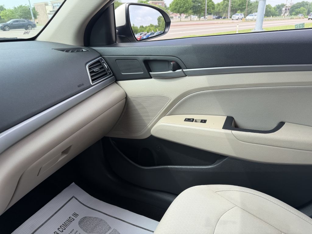 2017 Hyundai Elantra Image 31