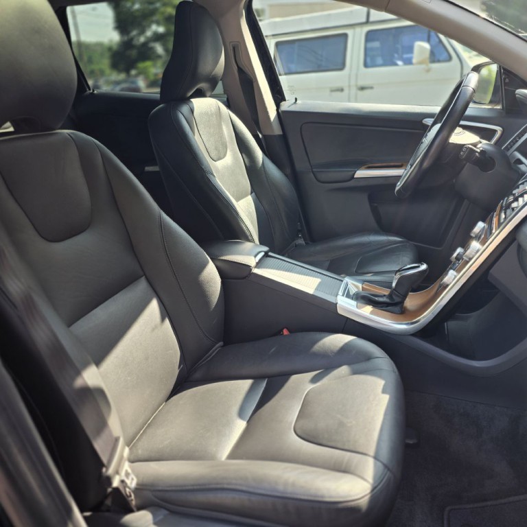 2017 Volvo XC60 Image 11