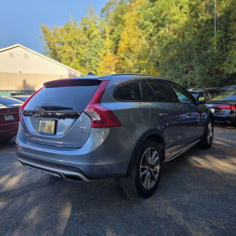 2018 Volvo V60 Image 8