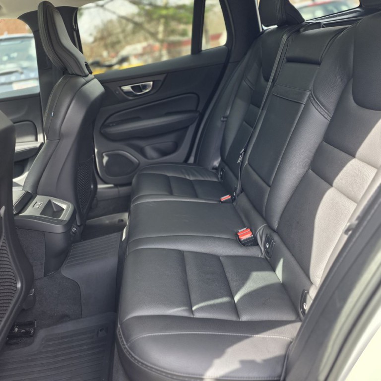 2020 Volvo V60 Image 13