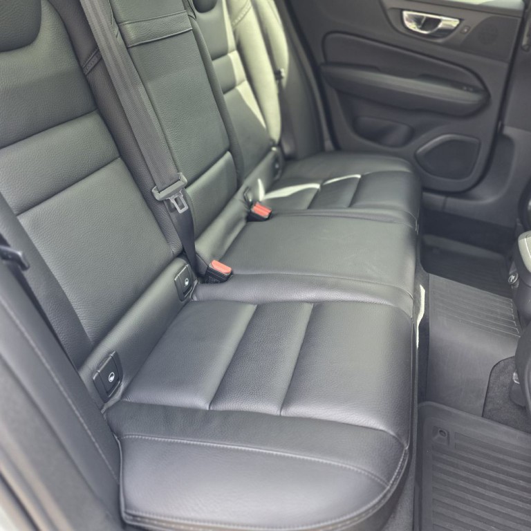 2020 Volvo V60 Image 14