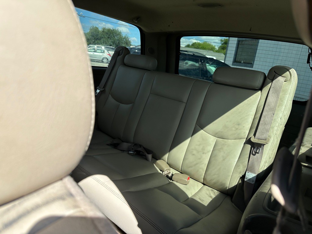2003 Chevrolet Suburban Image 4