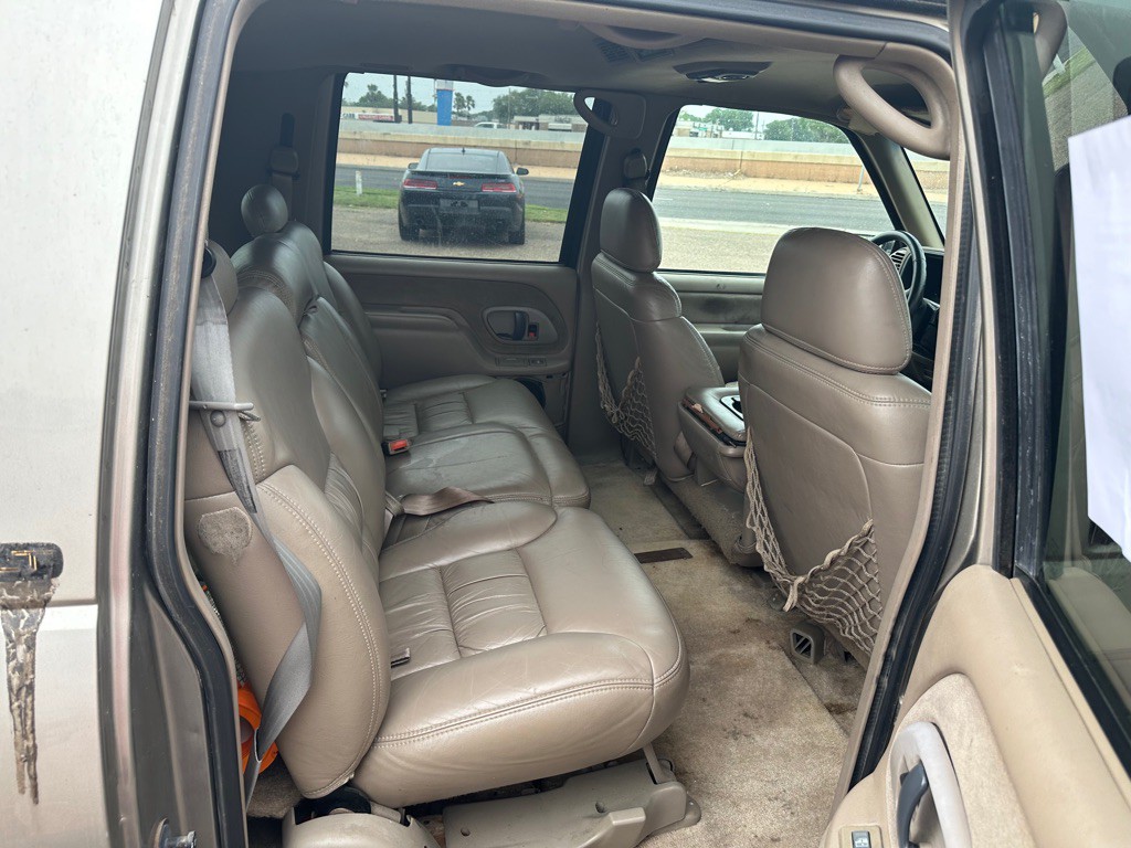 1999 Chevrolet Suburban Image 4