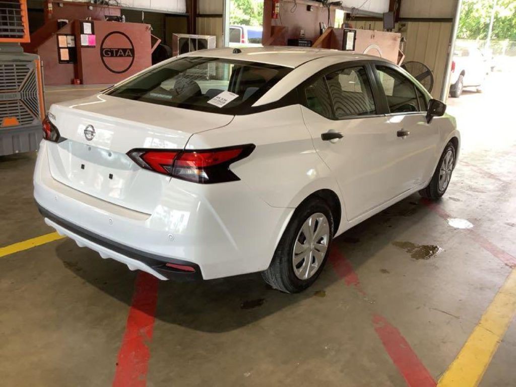 2020 Nissan Versa Image 3
