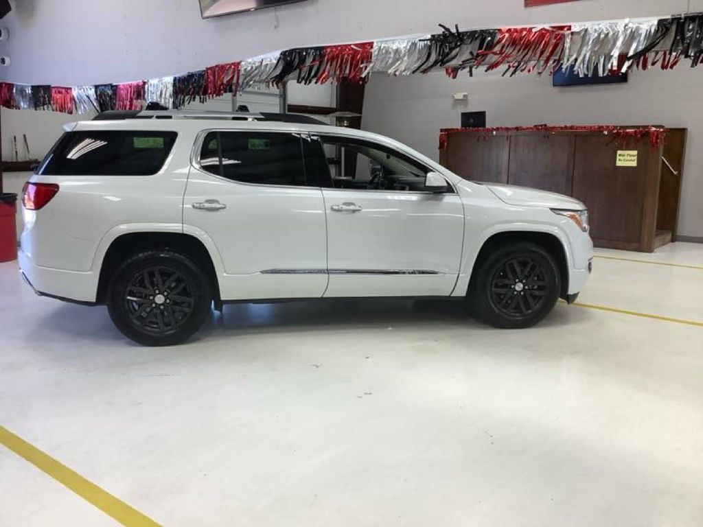 2018 GMC Acadia Image 2