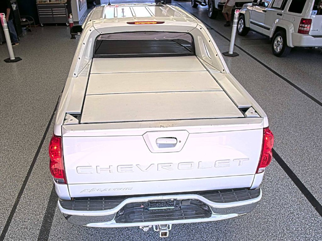 2005 Chevrolet Avalanche Image 2