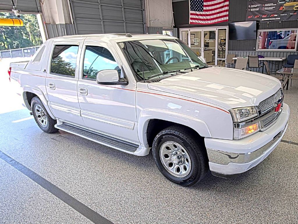 2005 Chevrolet Avalanche Image 3