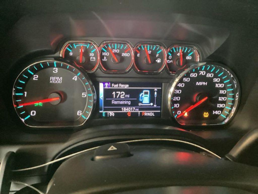 2018 Chevrolet Suburban Image 2