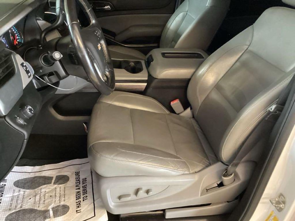 2018 Chevrolet Suburban Image 3