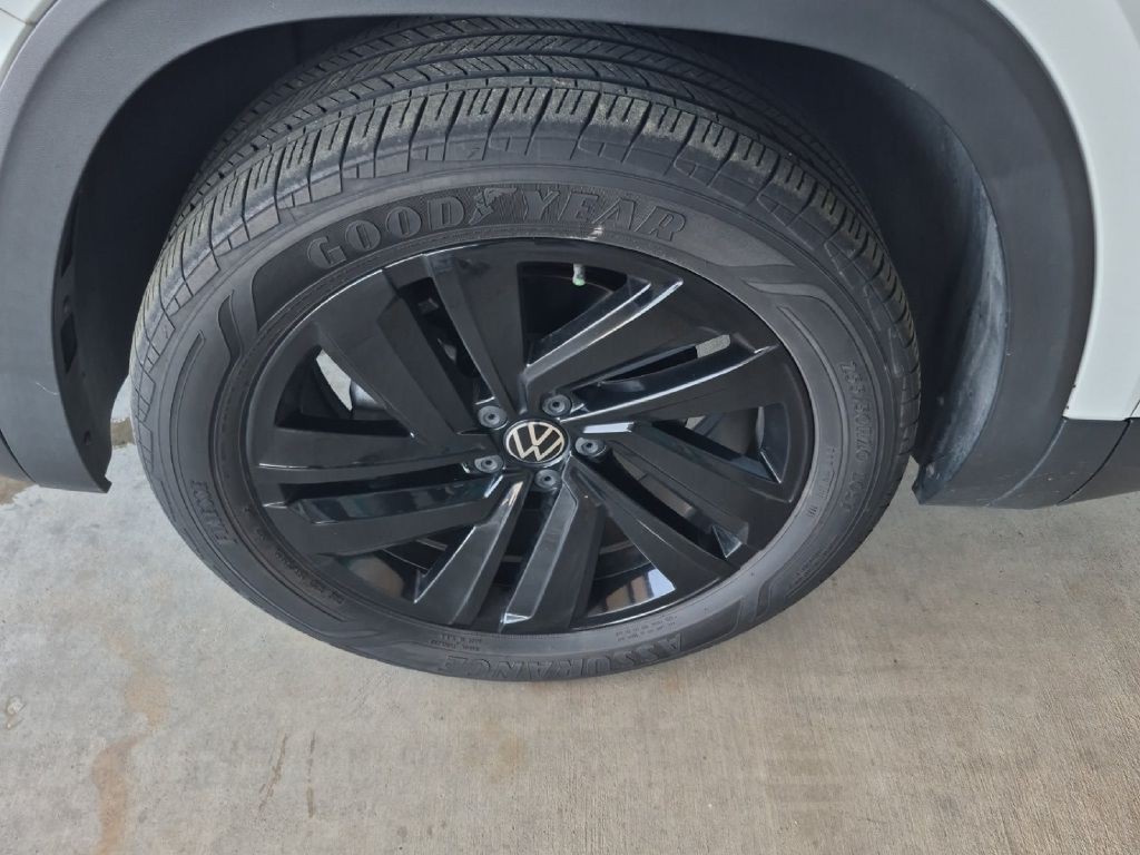 2022 Volkswagen Atlas Cross Spo Image 1