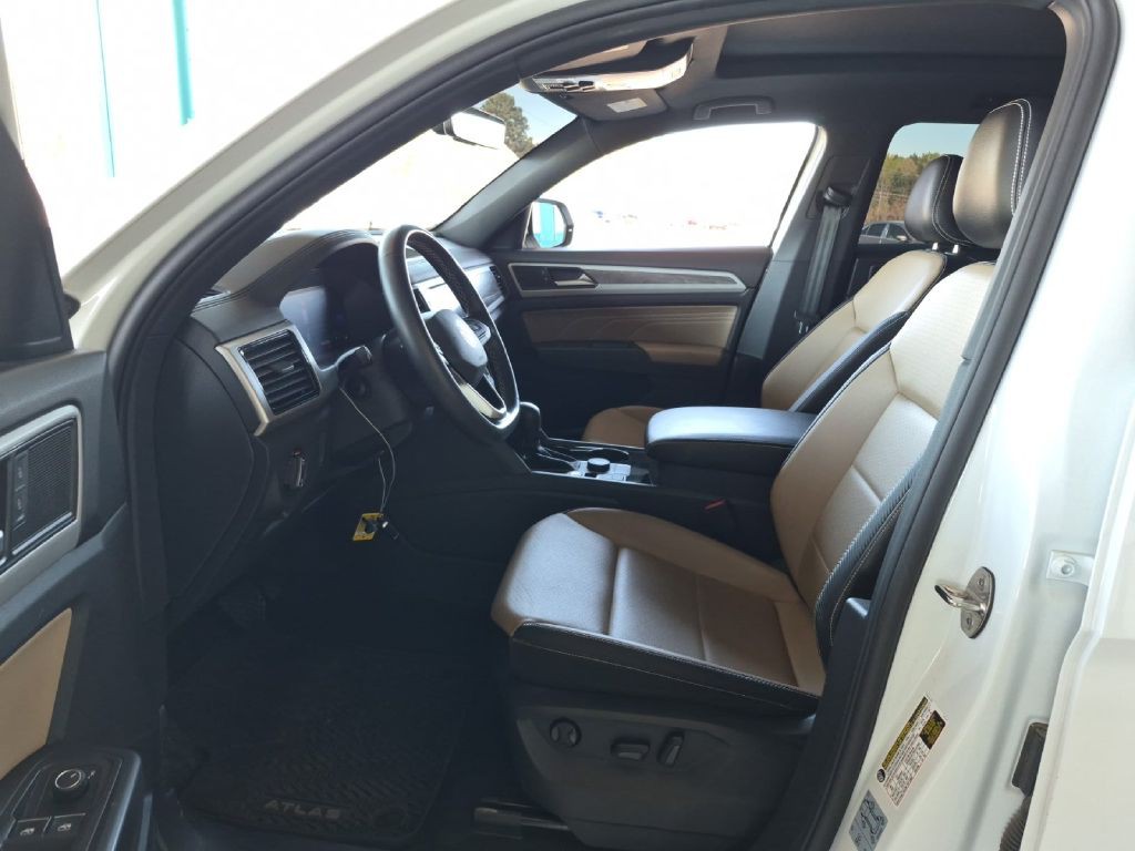 2022 Volkswagen Atlas Cross Spo Image 2