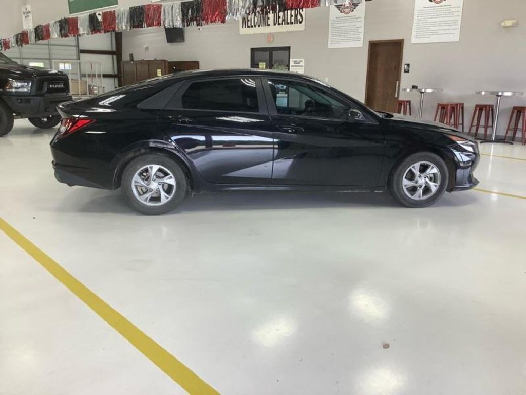 2021 Hyundai Elantra Image 2