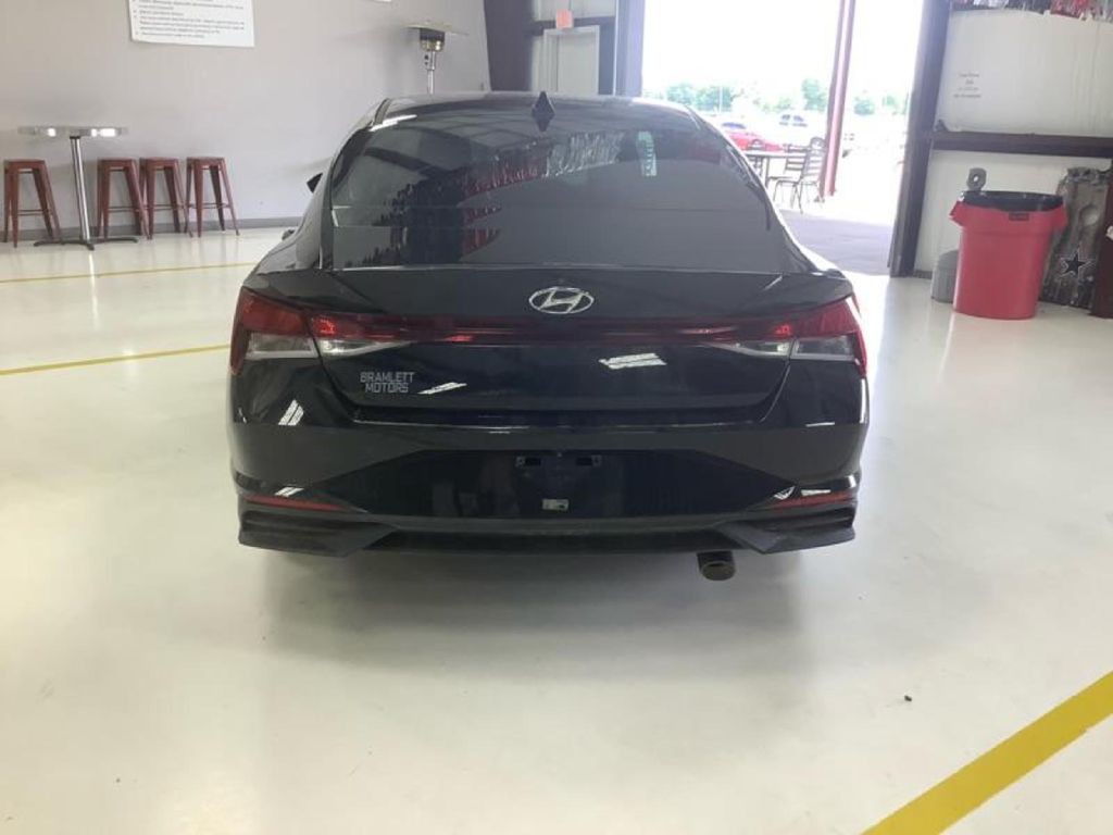 2021 Hyundai Elantra Image 3