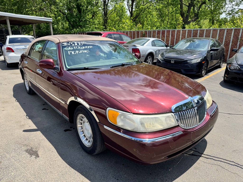 2000 Lincoln Town Car Image 1