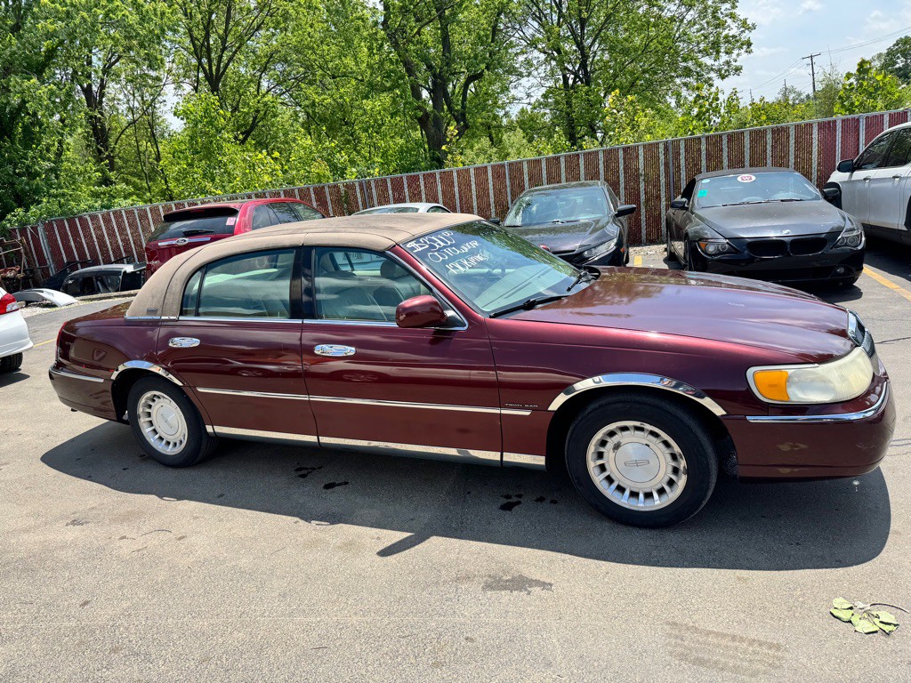 2000 Lincoln Town Car Image 3