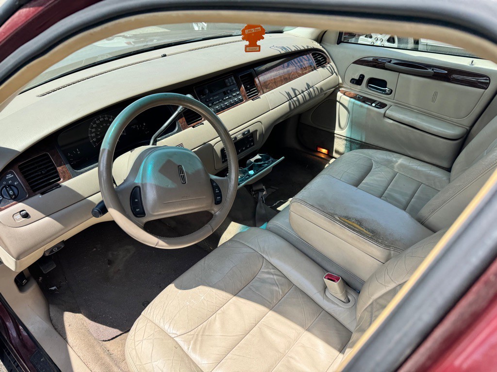 2000 Lincoln Town Car Image 7