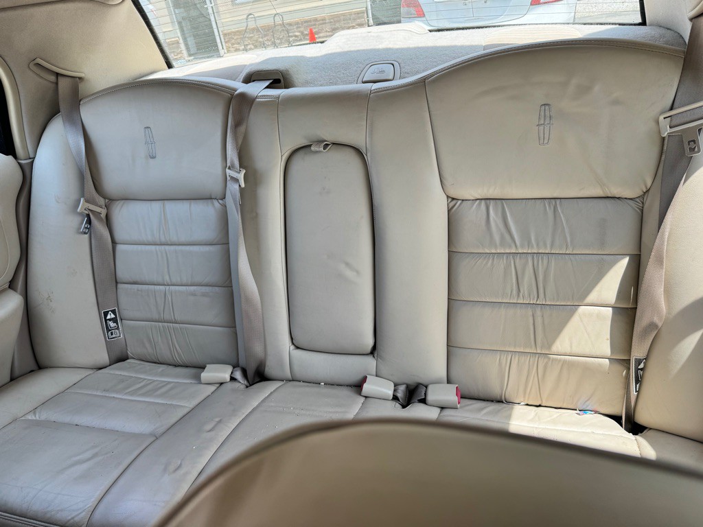 2000 Lincoln Town Car Image 8