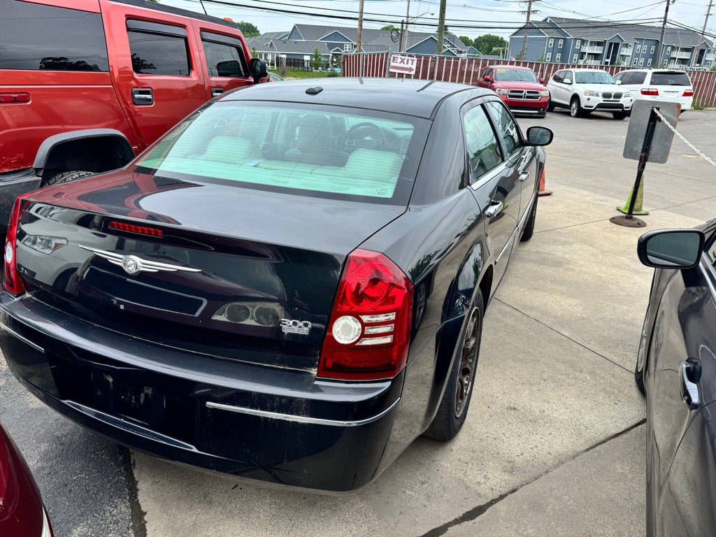 2010 Chrysler 300 Image 4