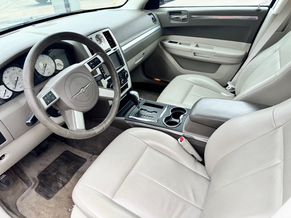 2010 Chrysler 300 Image 6