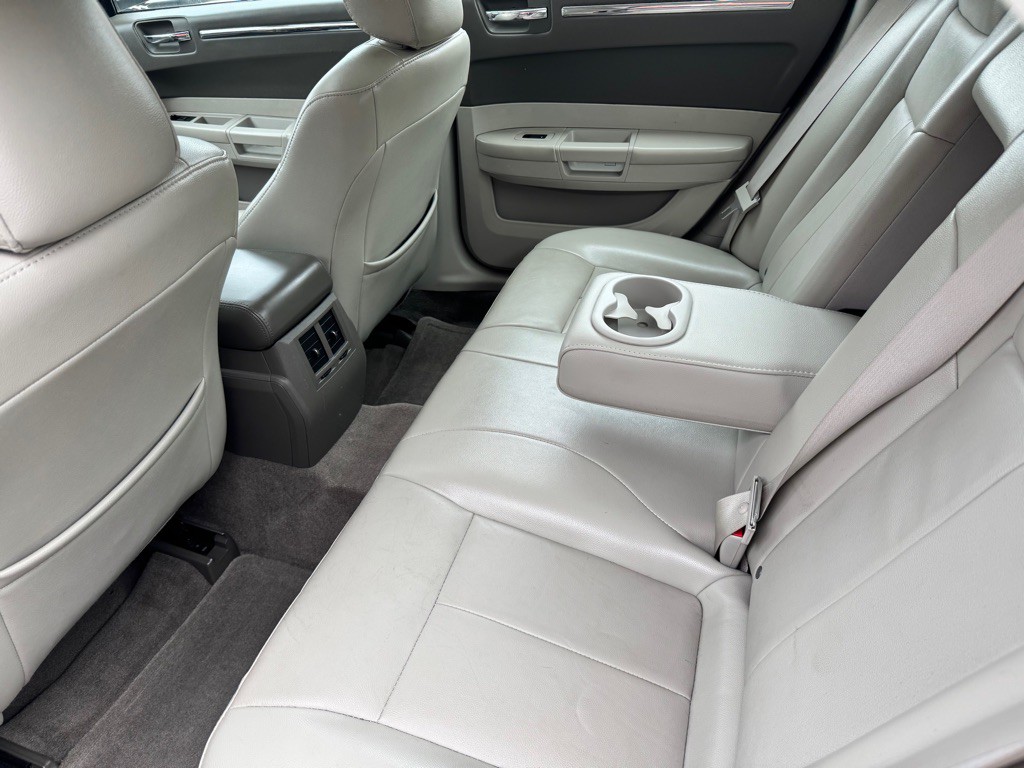 2010 Chrysler 300 Image 7